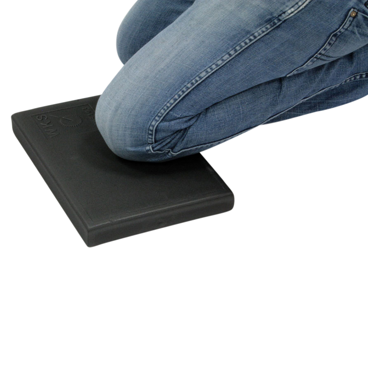 Schwarzes Kniekissen aus PU-Schaum unter Knien in blauen Jeans