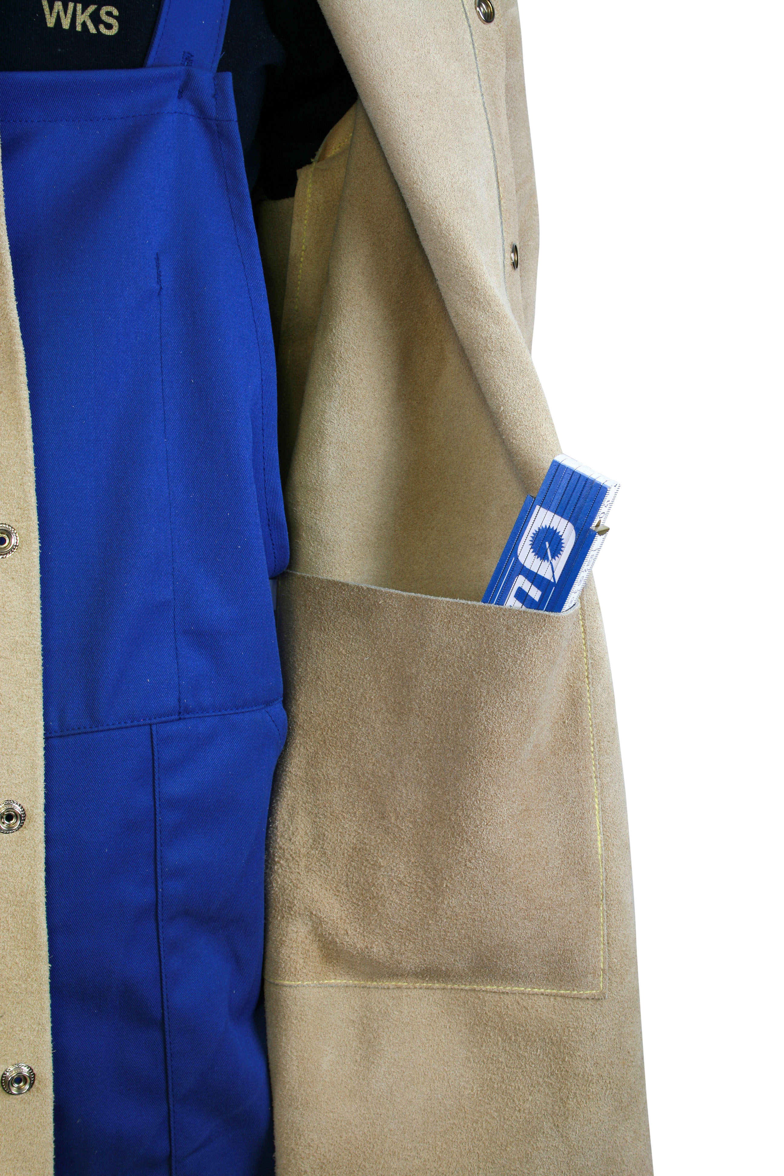 Hellbraune Schweißerjacke aus Spaltleder mit großer Innentasche, darin ein blau-weißes Schweißelektrodenpaket