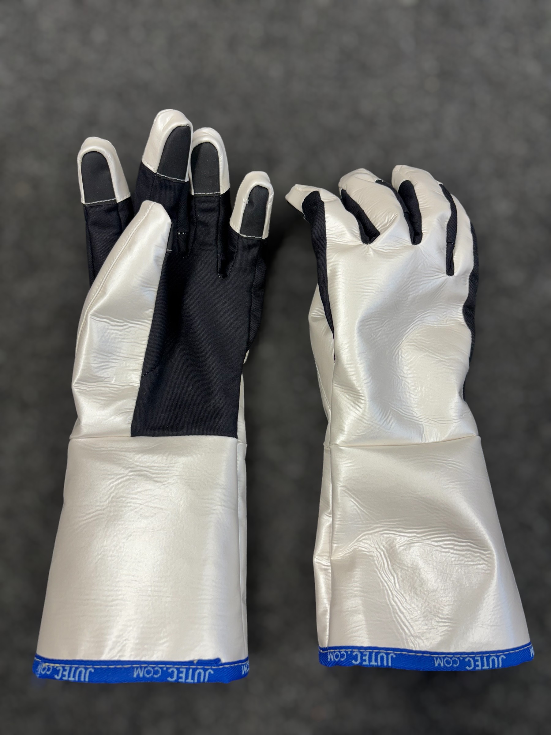 Laserschutzhandschuhe mit weißer Vorderseite und schwarzer Rückseite, mit langen Stulpen und blauen Bündchen