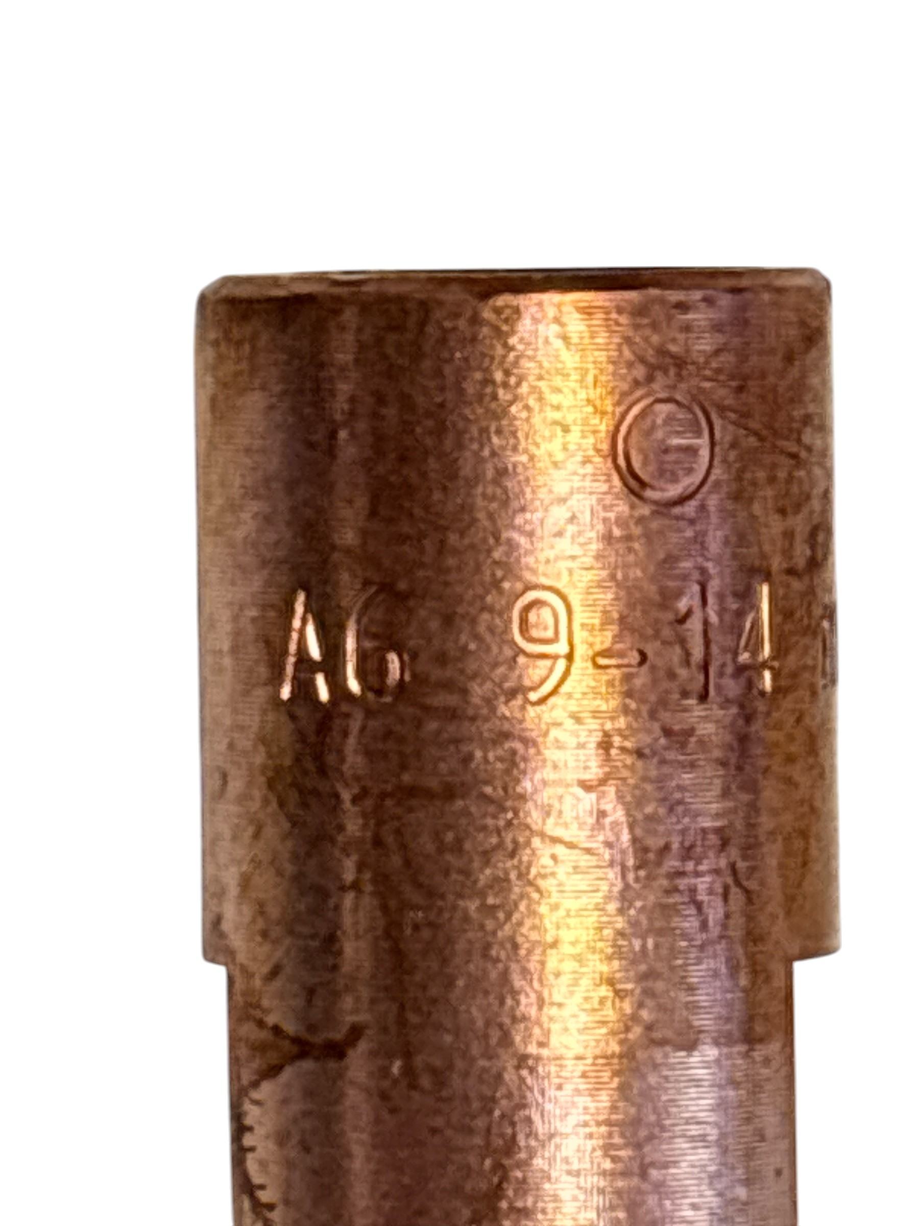 Kupferfarbene zylindrische Körper