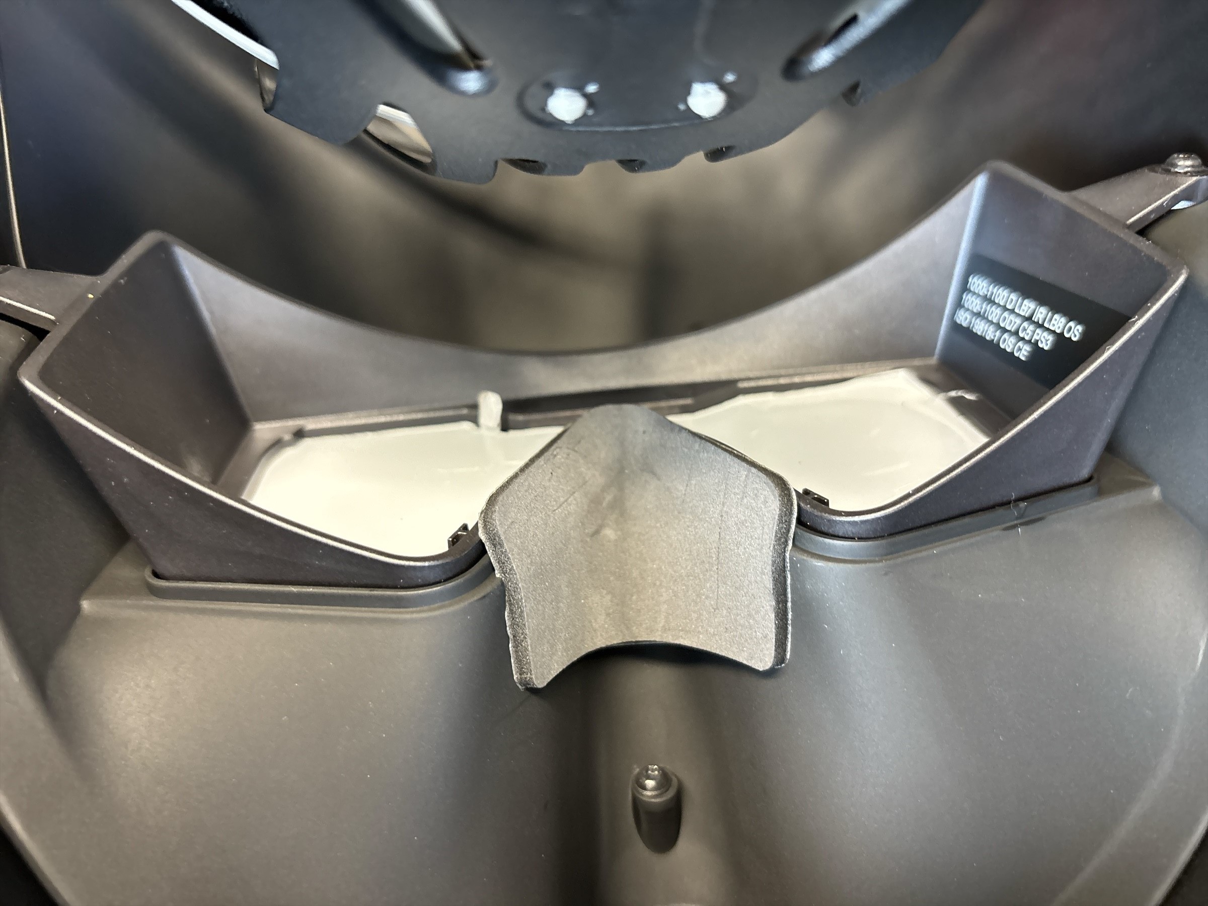 Schwarzer Schweißhelm Panoramaxx Hybrid CLT mit großem Sichtfenster und rotem Einstellrad