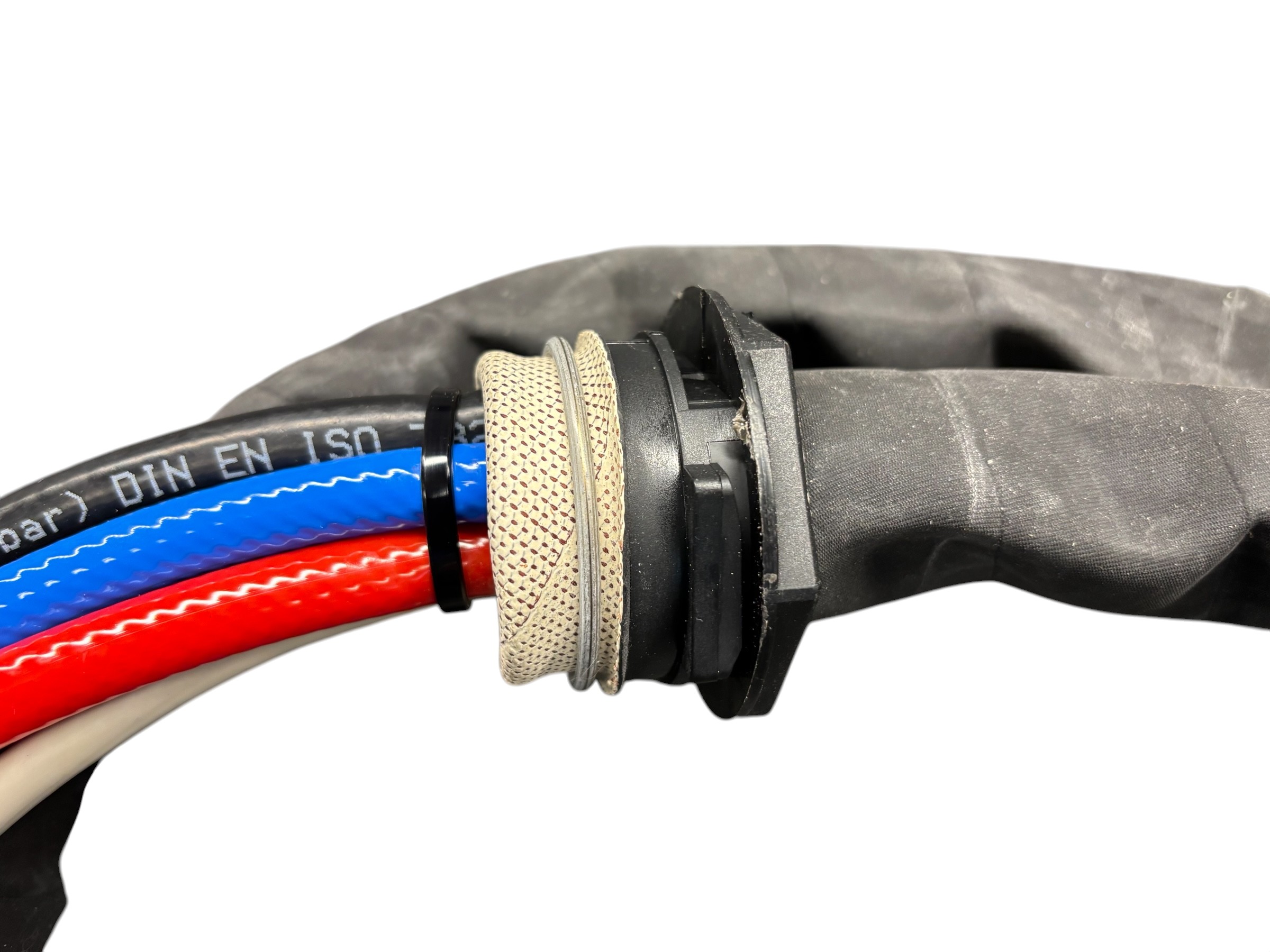 Zwischenschlauchpaket für Schweißmaschinen mit schwarzem Schutzschlauch, integrierten Gas- und Wasserschläuchen sowie elektrischen Steckverbindern, freigestellt auf weißem Hintergrund.