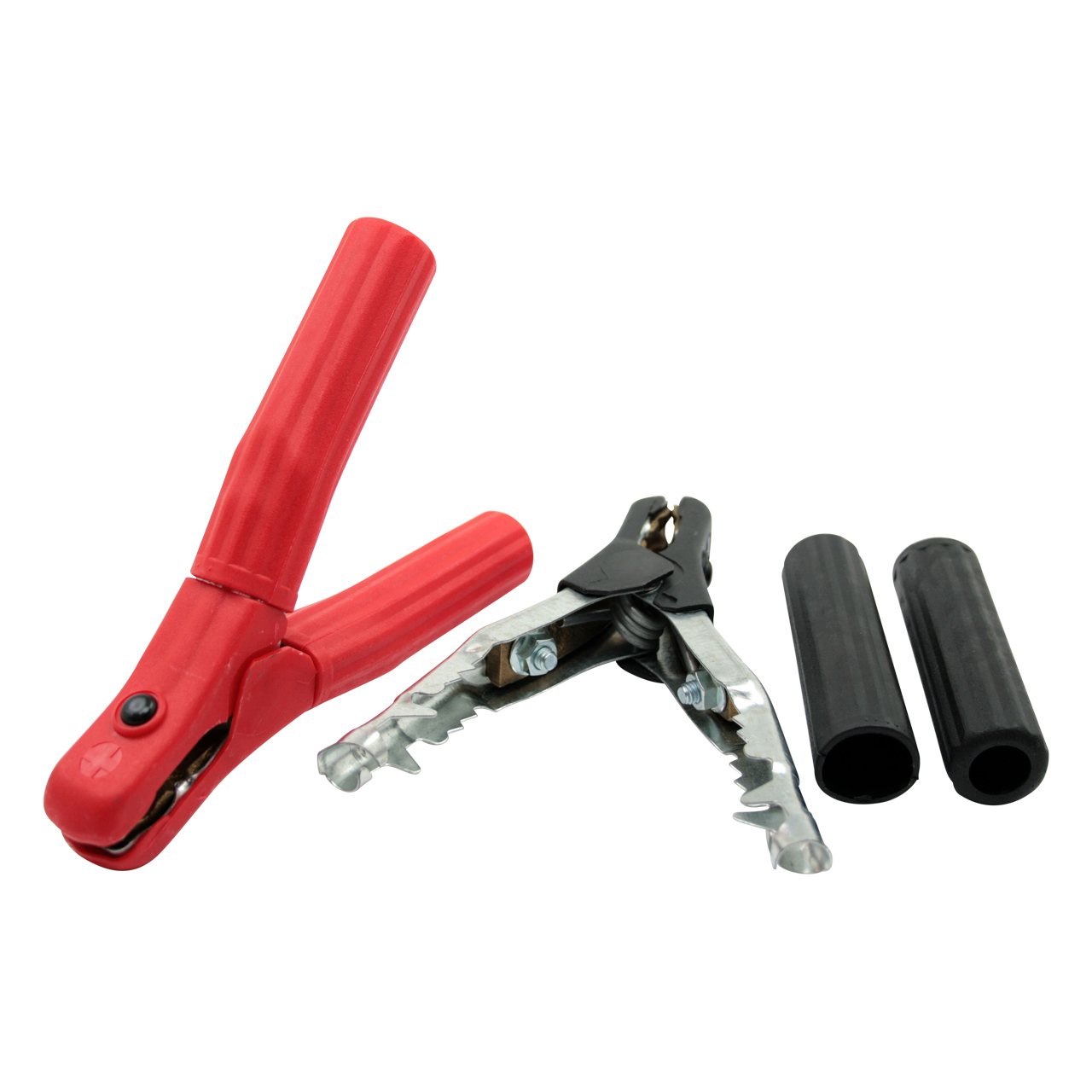 Rote und schwarze Batterieklemmen mit isolierenden Gummihüllen auf weißem Hintergrund