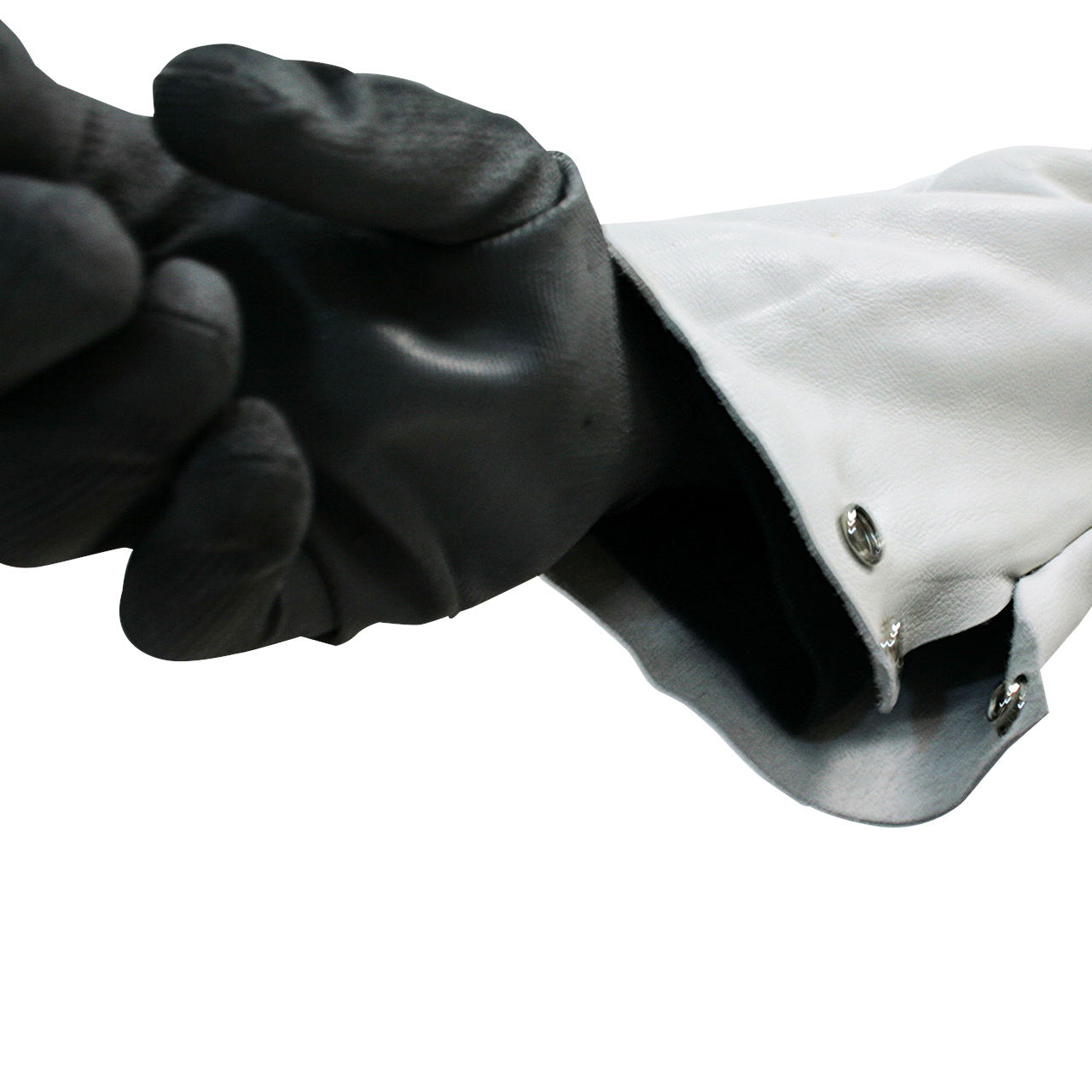 Schwarzer Schutzhandschuh aus Leder mit weißem, verlängertem Schutzärmel mit Druckknöpfen
