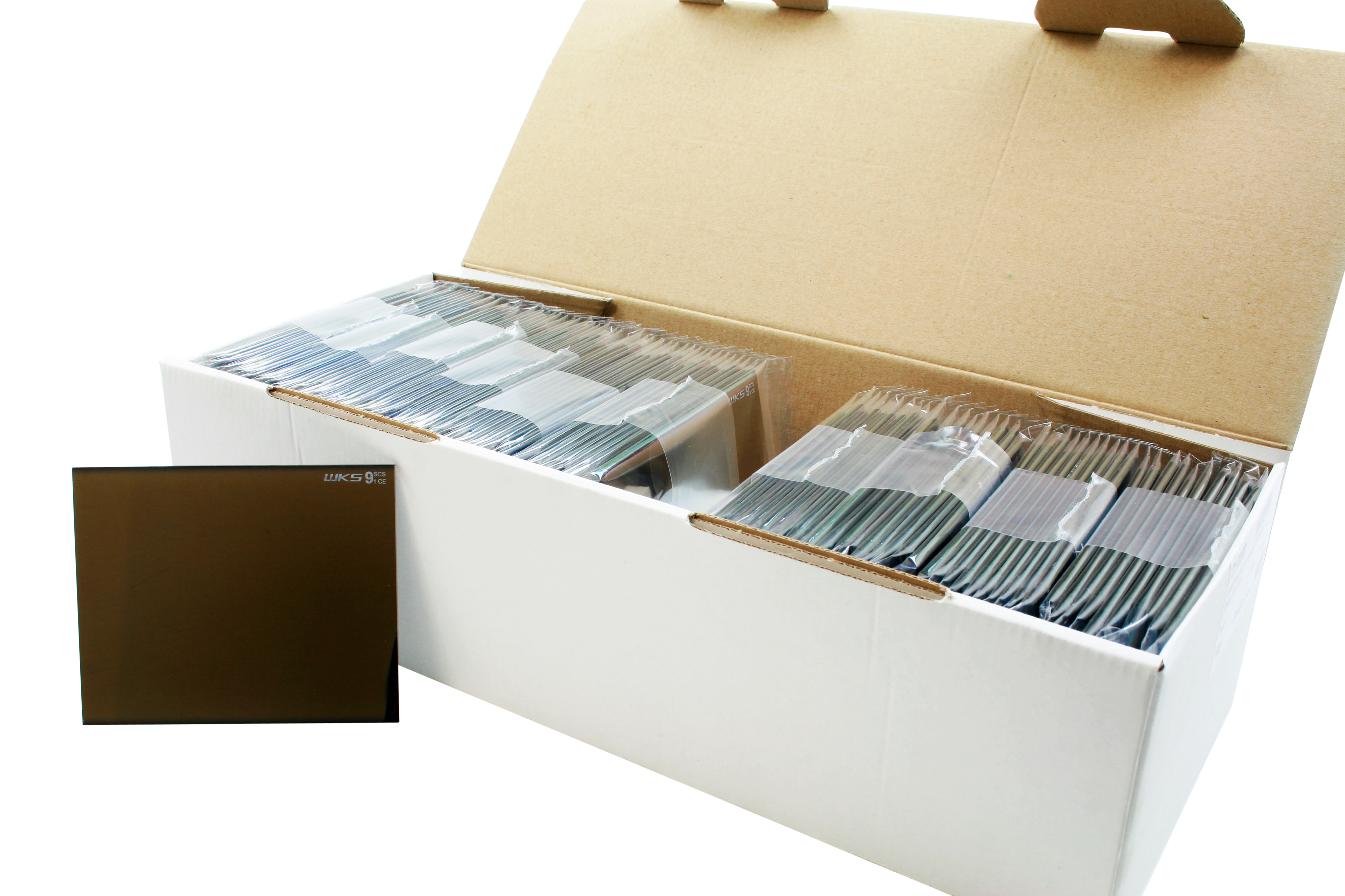 Verspiegeltes WKS Filterglas in einer offenen weißen Verpackung, einzelne Filterglas-Scheibe vorne links sichtbar