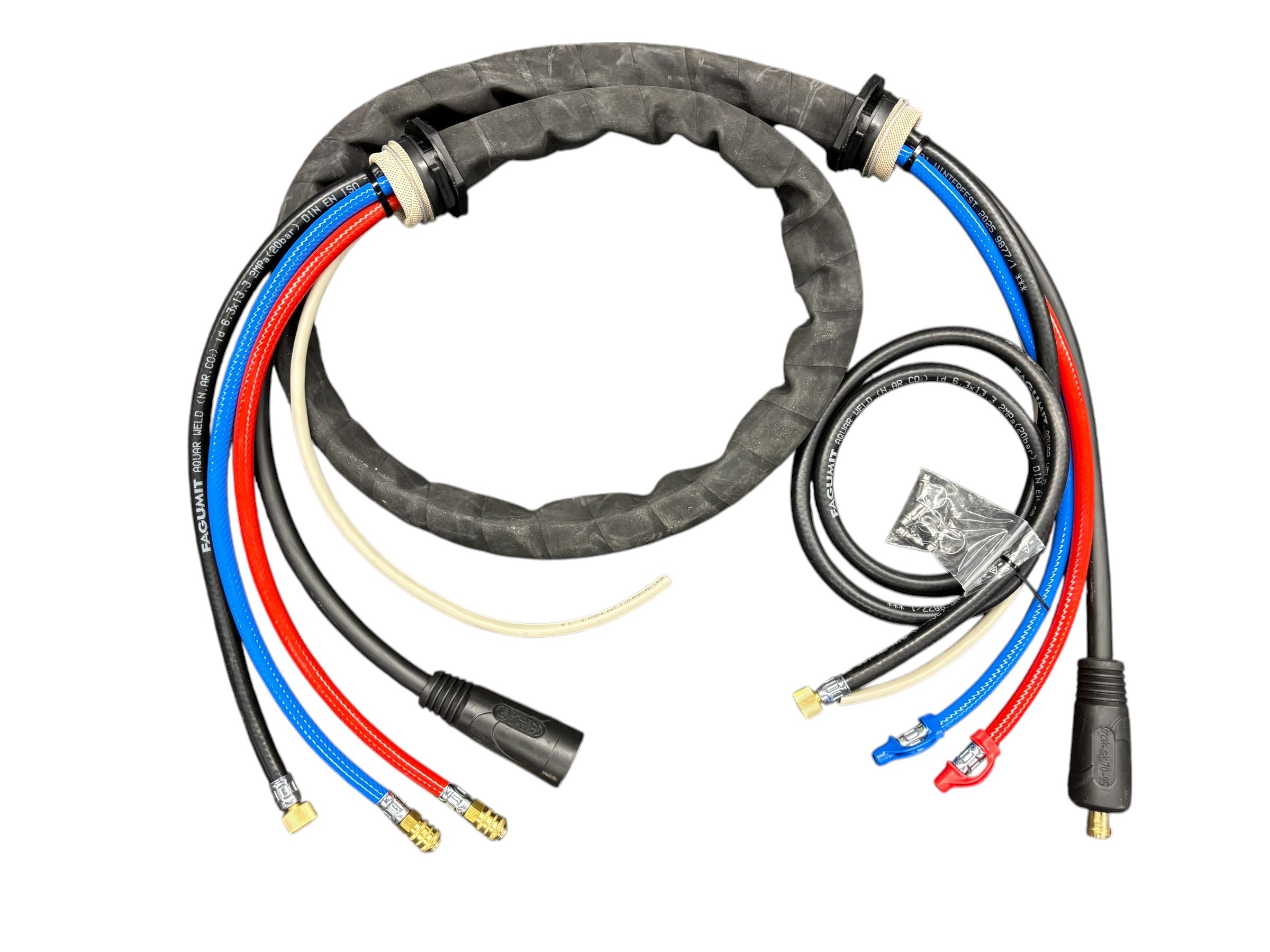 Zwischenschlauchpaket für Schweißmaschinen mit schwarzem Schutzschlauch, integrierten Gas- und Wasserschläuchen sowie elektrischen Steckverbindern, freigestellt auf weißem Hintergrund.