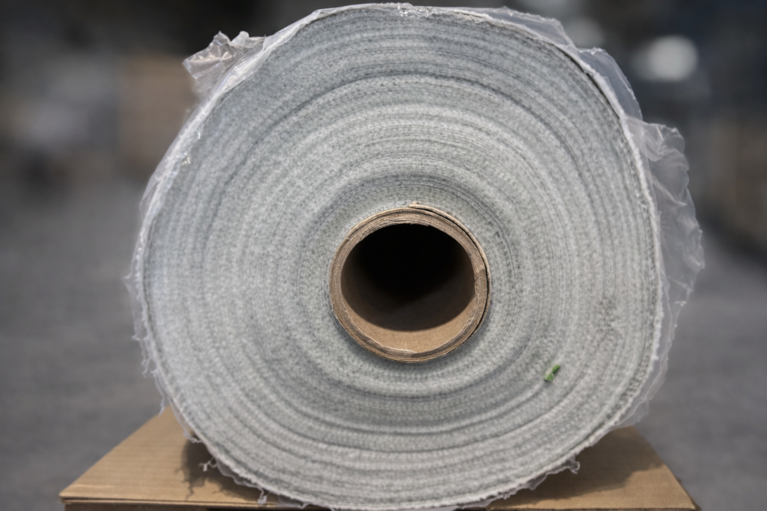 Graue Rollen auf Holzpalette