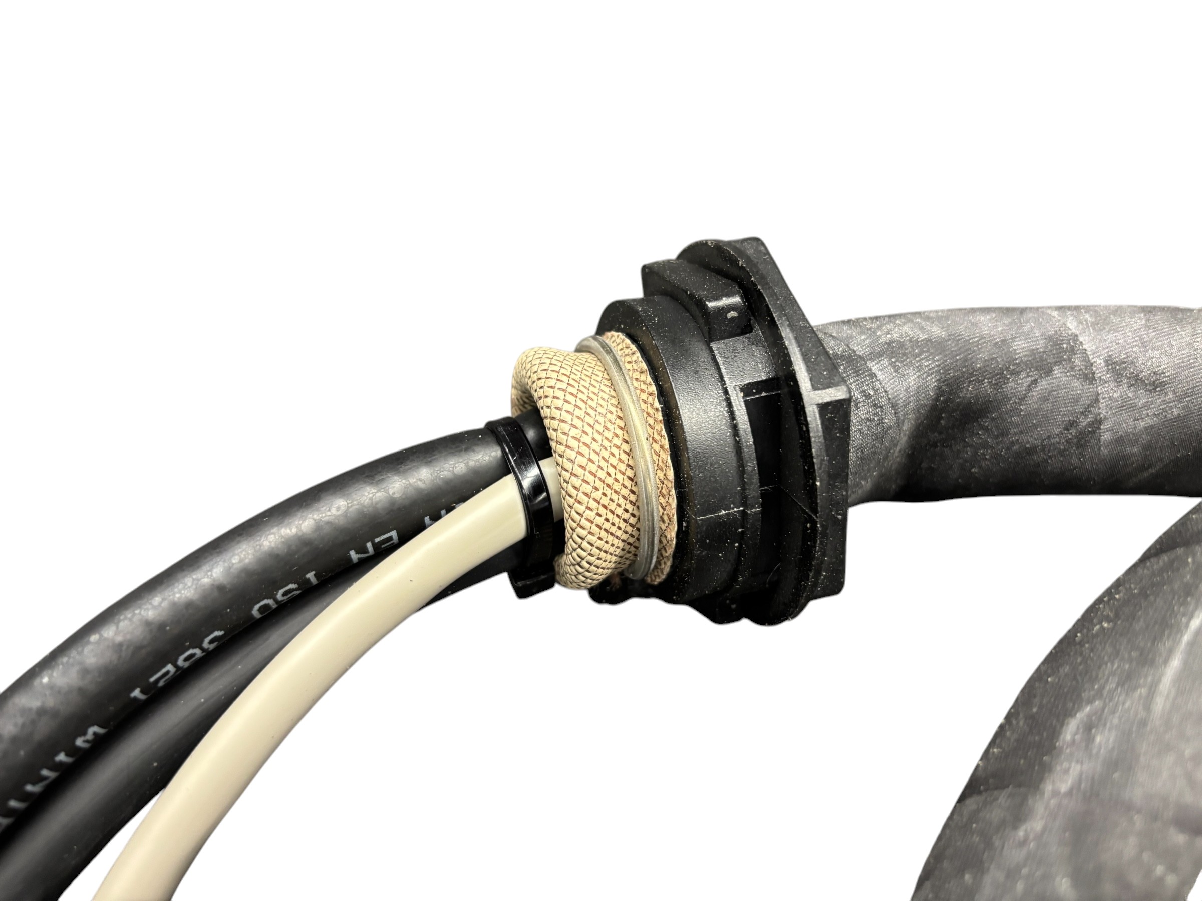 Zwischenschlauchpaket für Schweißmaschinen mit schwarzem Schutzschlauch, integrierten Gas- und Wasserschläuchen sowie elektrischen Steckverbindern, freigestellt auf weißem Hintergrund.