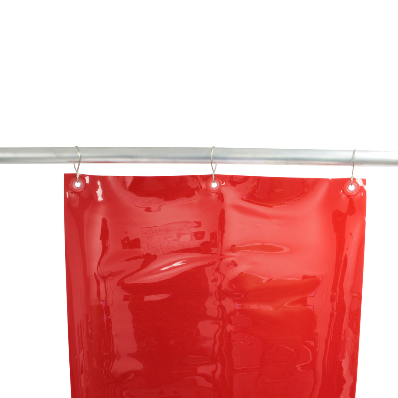 Roter PVC-Vorhang mit Metallösen an einer Stange aufgehängt