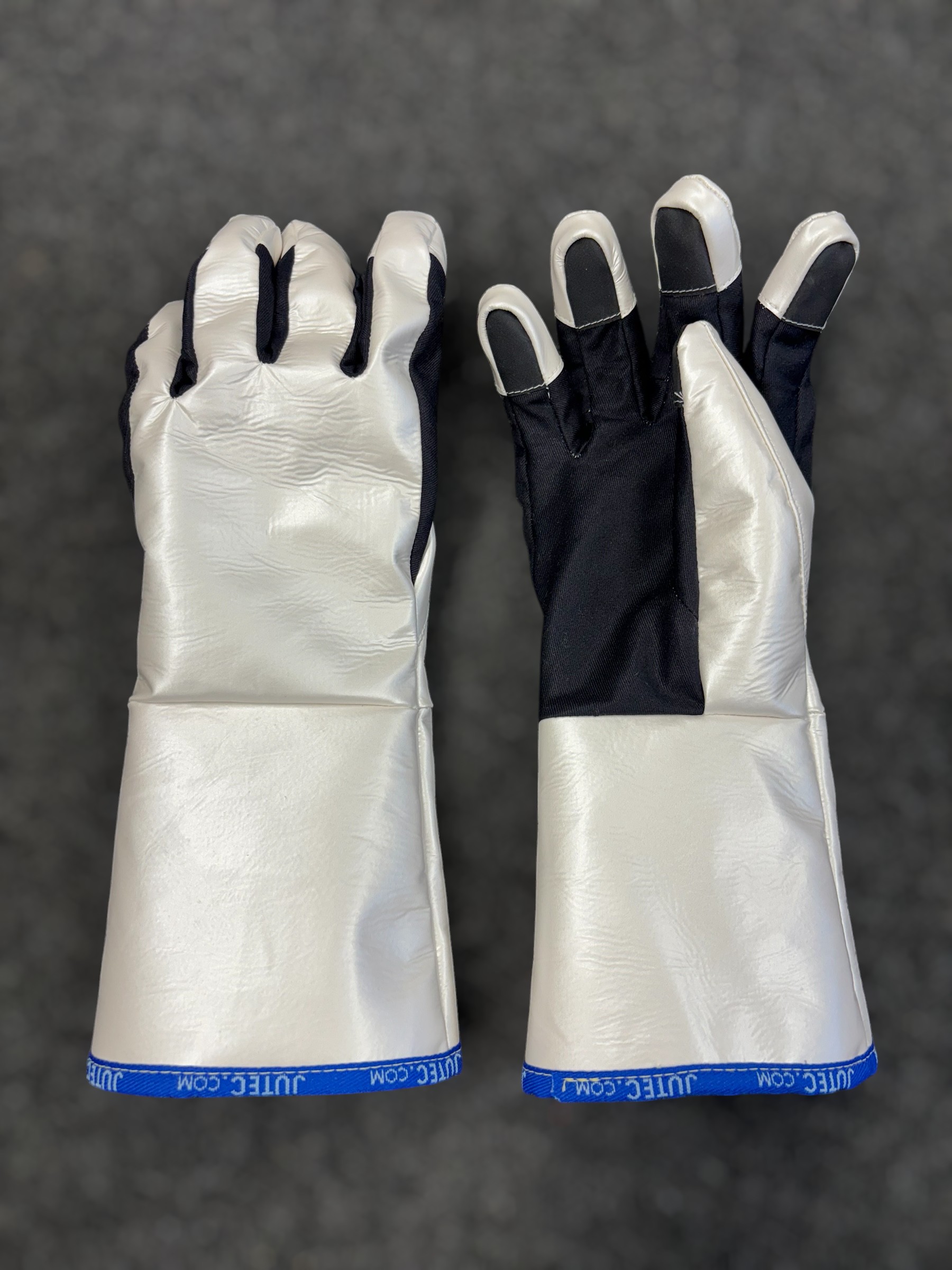 Laserschutzhandschuhe mit weißer Vorderseite und schwarzer Rückseite, mit langen Stulpen und blauen Bündchen