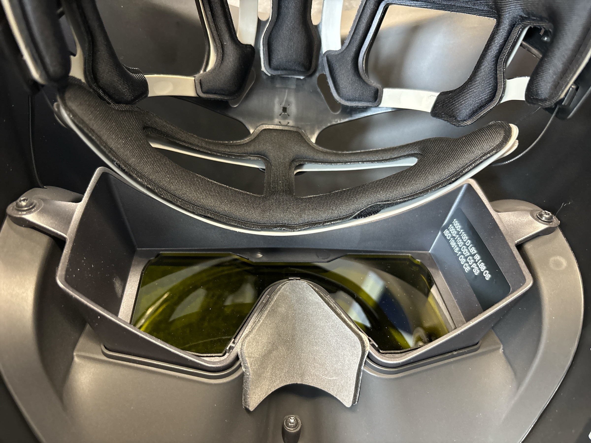 Schwarzer Schweißhelm Panoramaxx Hybrid mit großem Sichtfenster und rotem Einstellrad