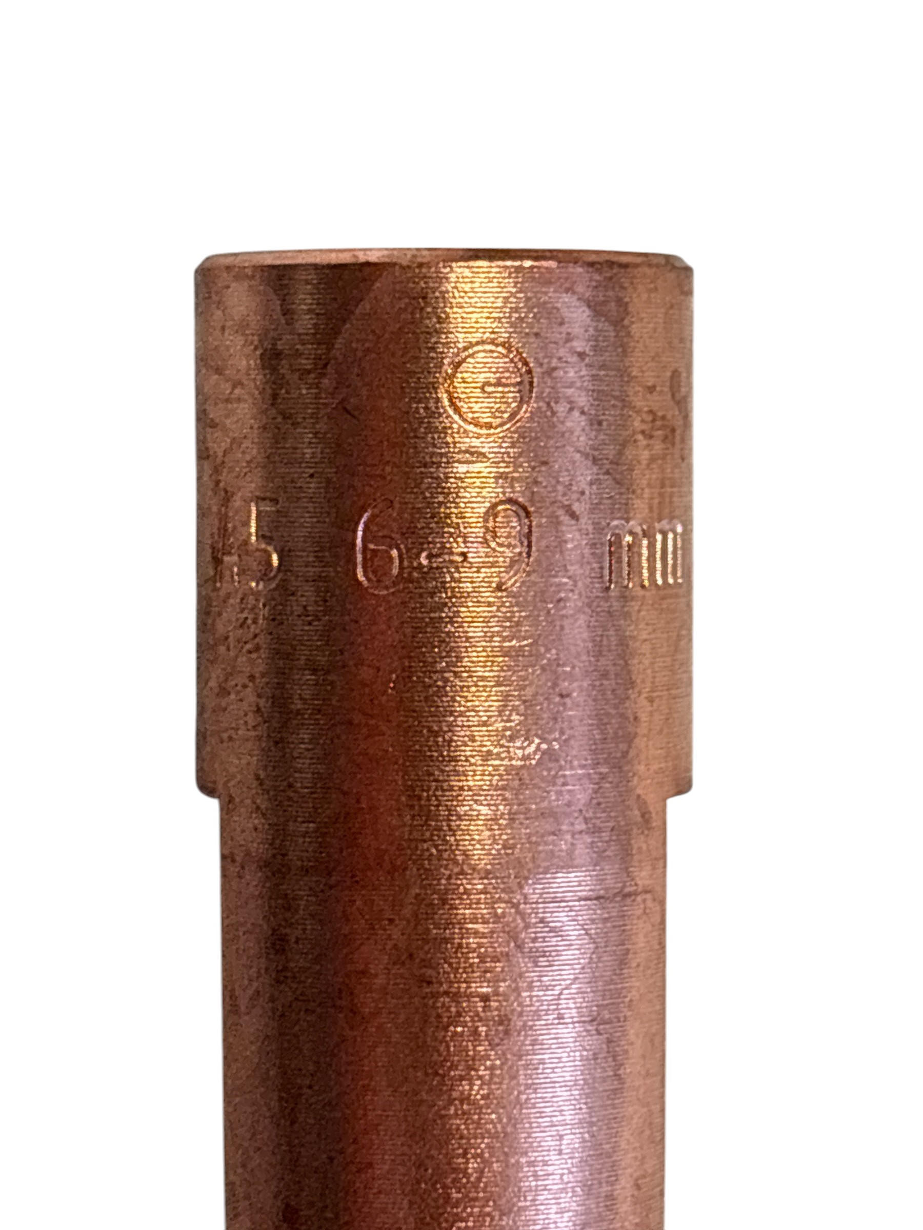 Kupferfarbene zylindrische Körper