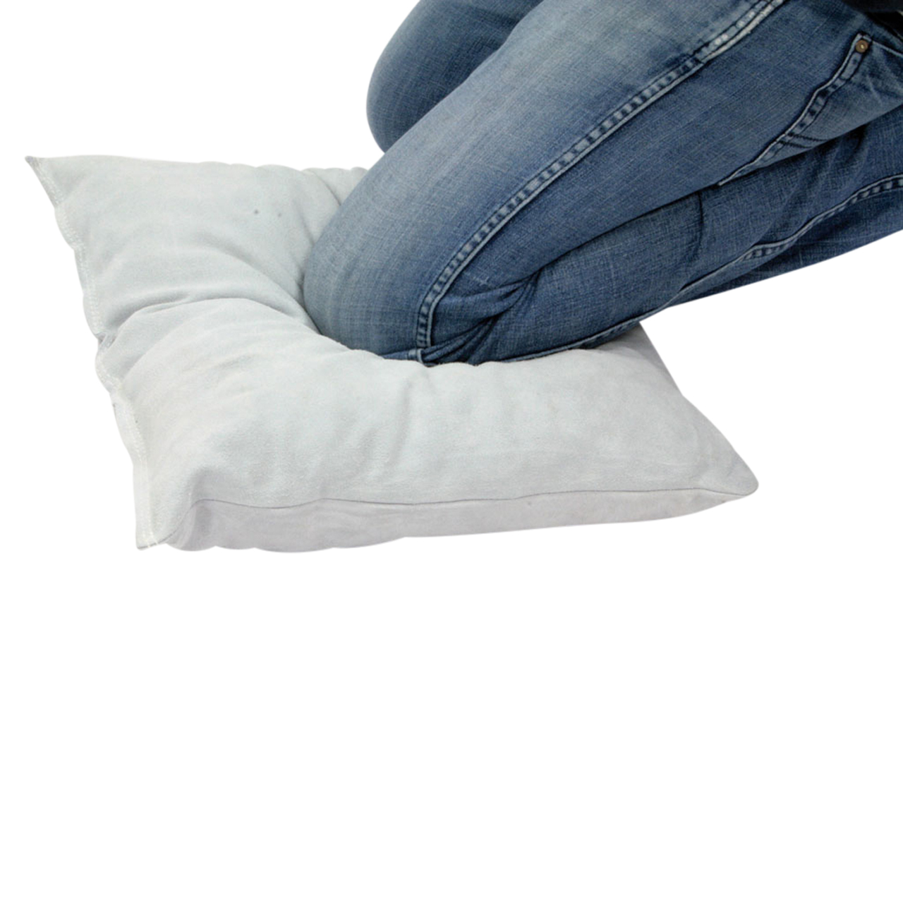 Weißes Kniekissen aus Leder mit Person in blauer Jeans kniend darauf