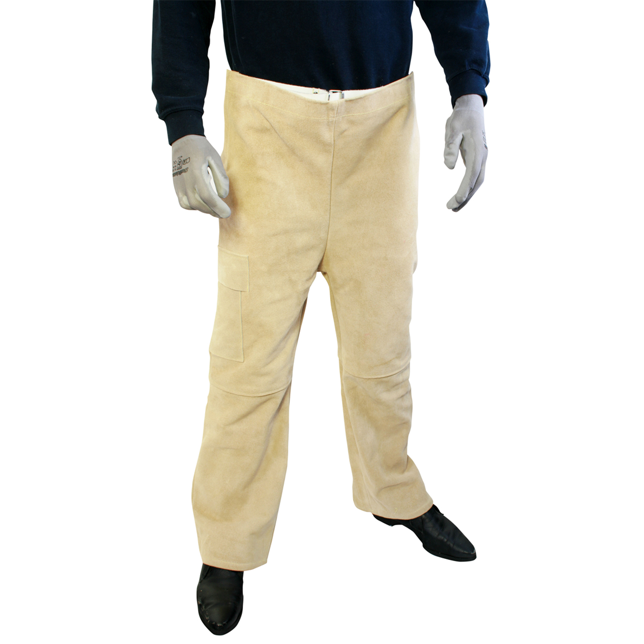 Hellbraune Bundhose aus Spaltleder mit seitlicher Tasche, getragen von Person mit schwarzen Schuhen und Arbeitshandschuhen