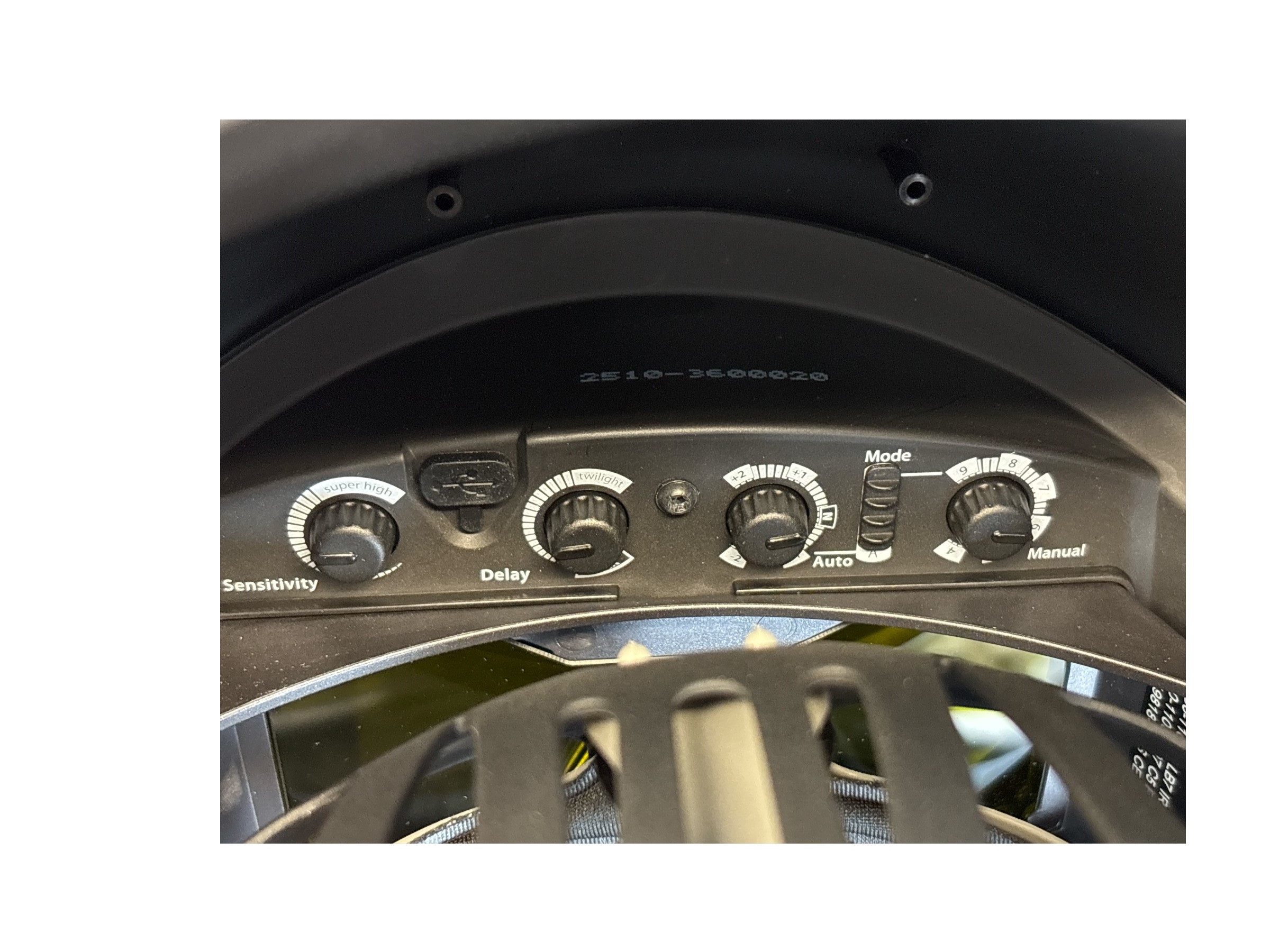 Schwarzer Schweißhelm Panoramaxx Hybrid mit großem Sichtfenster und rotem Einstellrad