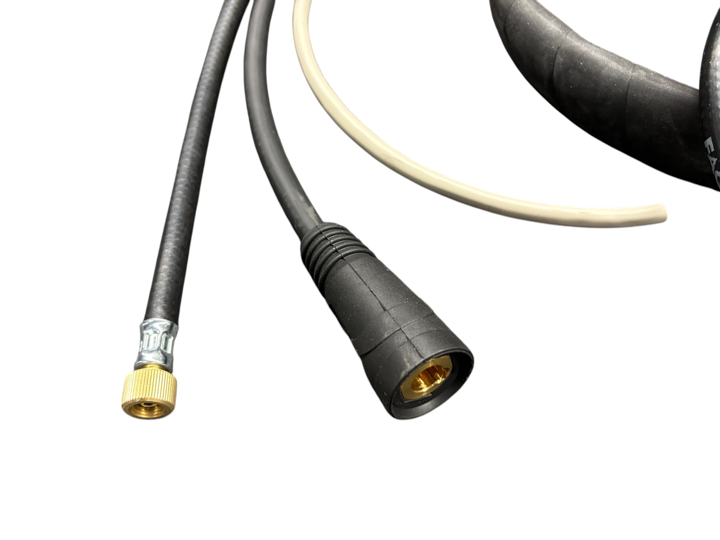 Zwischenschlauchpaket für Schweißmaschinen mit schwarzem Schutzschlauch, integrierten Gas- und Wasserschläuchen sowie elektrischen Steckverbindern, freigestellt auf weißem Hintergrund.