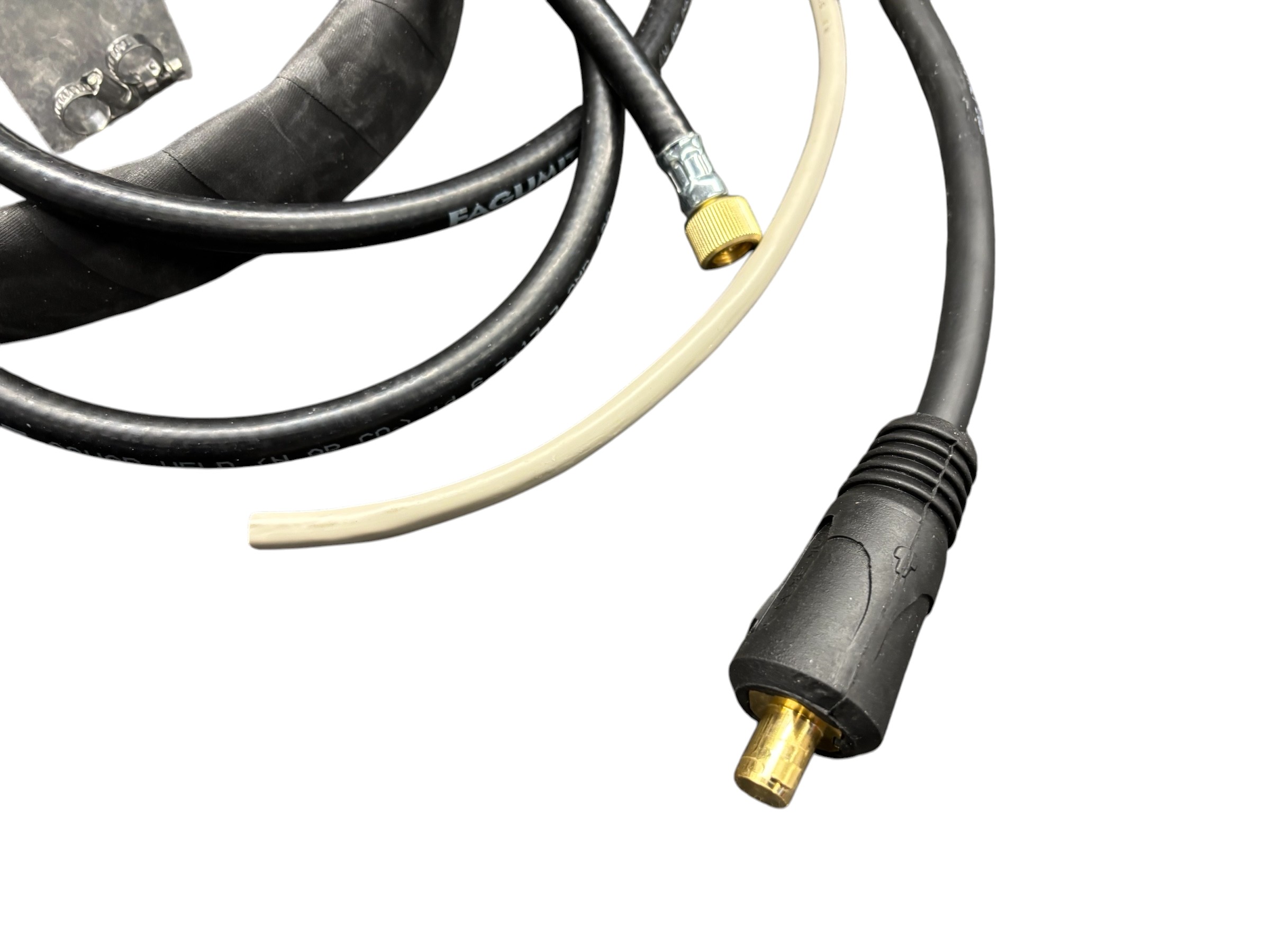 Zwischenschlauchpaket für Schweißmaschinen mit schwarzem Schutzschlauch, integrierten Gas- und Wasserschläuchen sowie elektrischen Steckverbindern, freigestellt auf weißem Hintergrund.