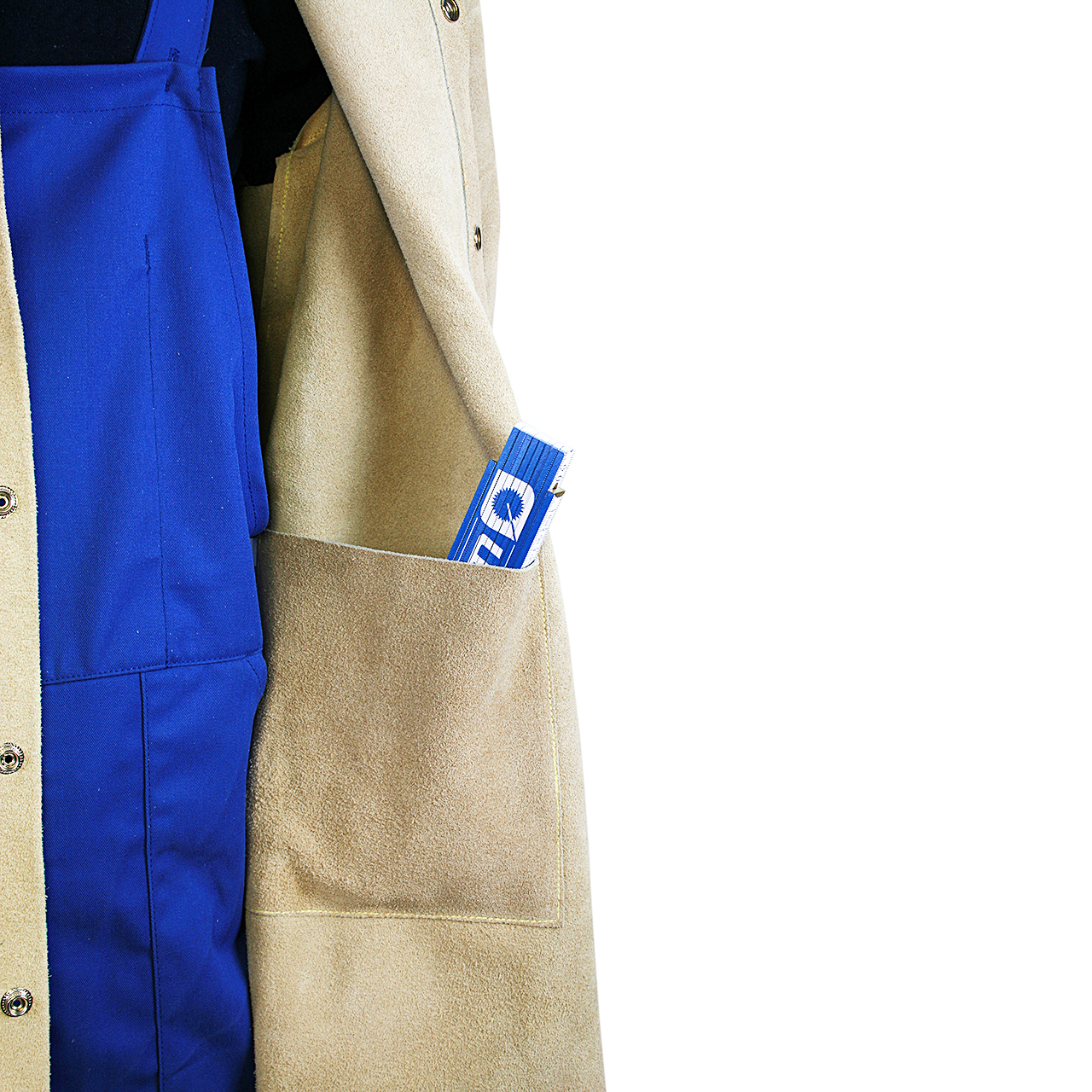Hellbraune Schweißerjacke aus Spaltleder mit sichtbarer Innentasche und blauer Arbeitskleidung darunter