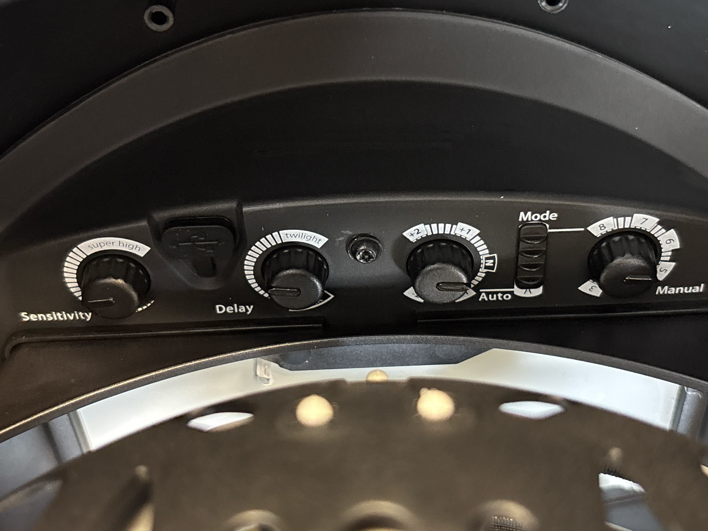 Schwarzer Schweißhelm Panoramaxx Hybrid CLT mit großem Sichtfenster und rotem Einstellrad