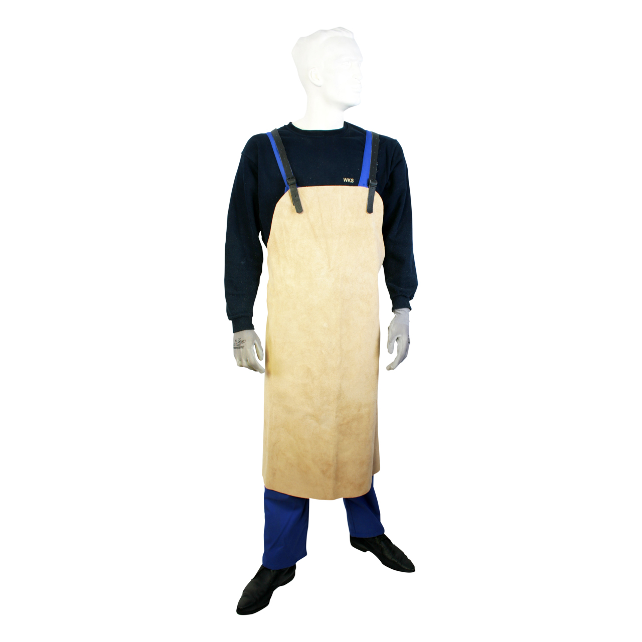 Hellbraune Schürze aus Spaltleder mit schwarzen und blauen Trägern an einer Person über schwarzem Oberteil und blauer Hose