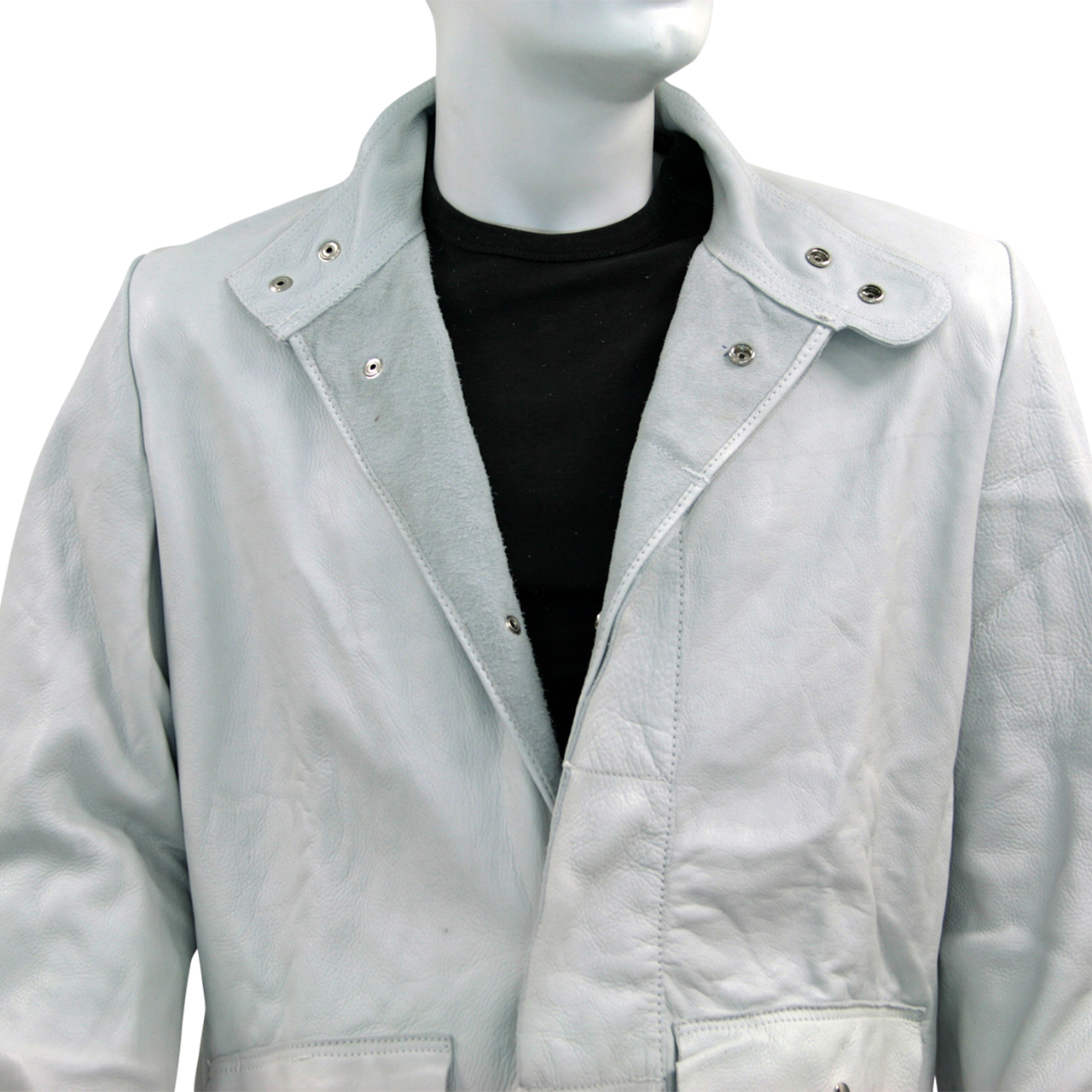 Hellgraue Lederjacke mit Stehkragen und Druckknöpfen, getragen über schwarzem Shirt