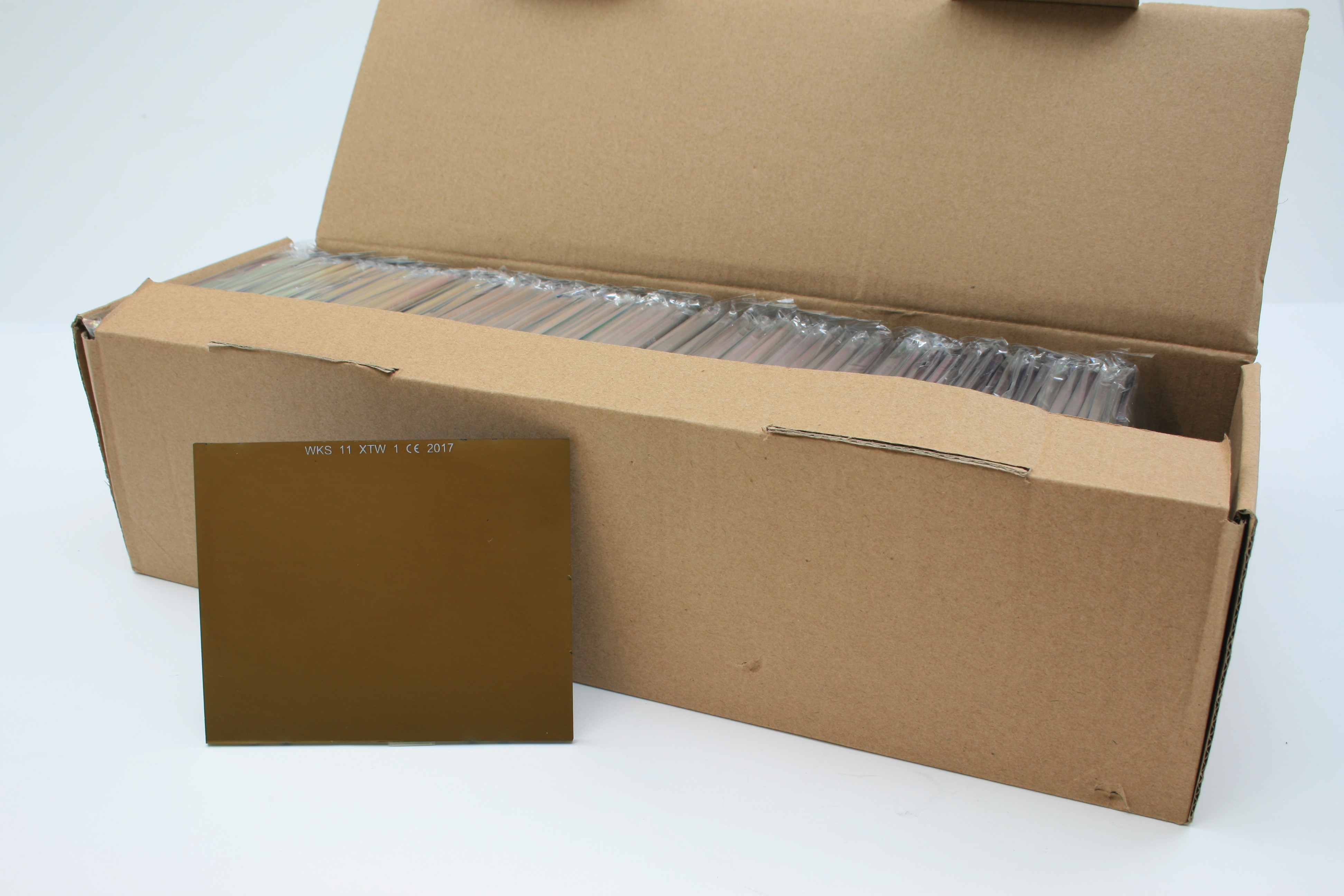 Offene Kartonverpackung mit mehreren verpackten Schweißelektroden und eine einzelne braune Schweißelektrode mit der Aufschrift 'WKS 11 XTW 1 CE 2017'
