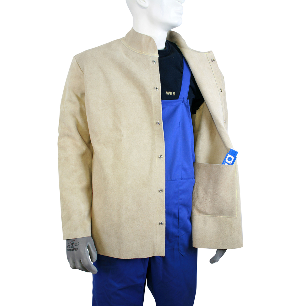 Hellbraune Schweißerjacke aus Spaltleder mit Druckknöpfen an einem Schaufensterpuppe mit blauer Arbeitskleidung