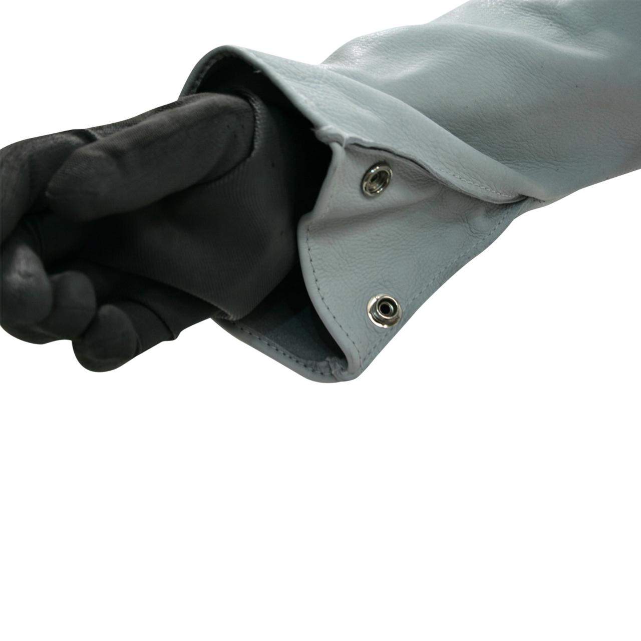 Hellgrauer Lederhandschuh mit schwarzer Innenhandschuhlage und Druckknöpfen am Handgelenk