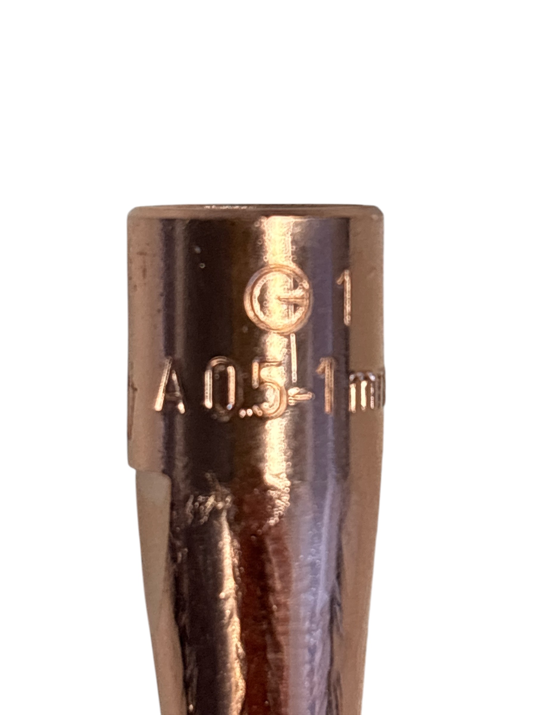 Kupferfarbene zylindrische Körper