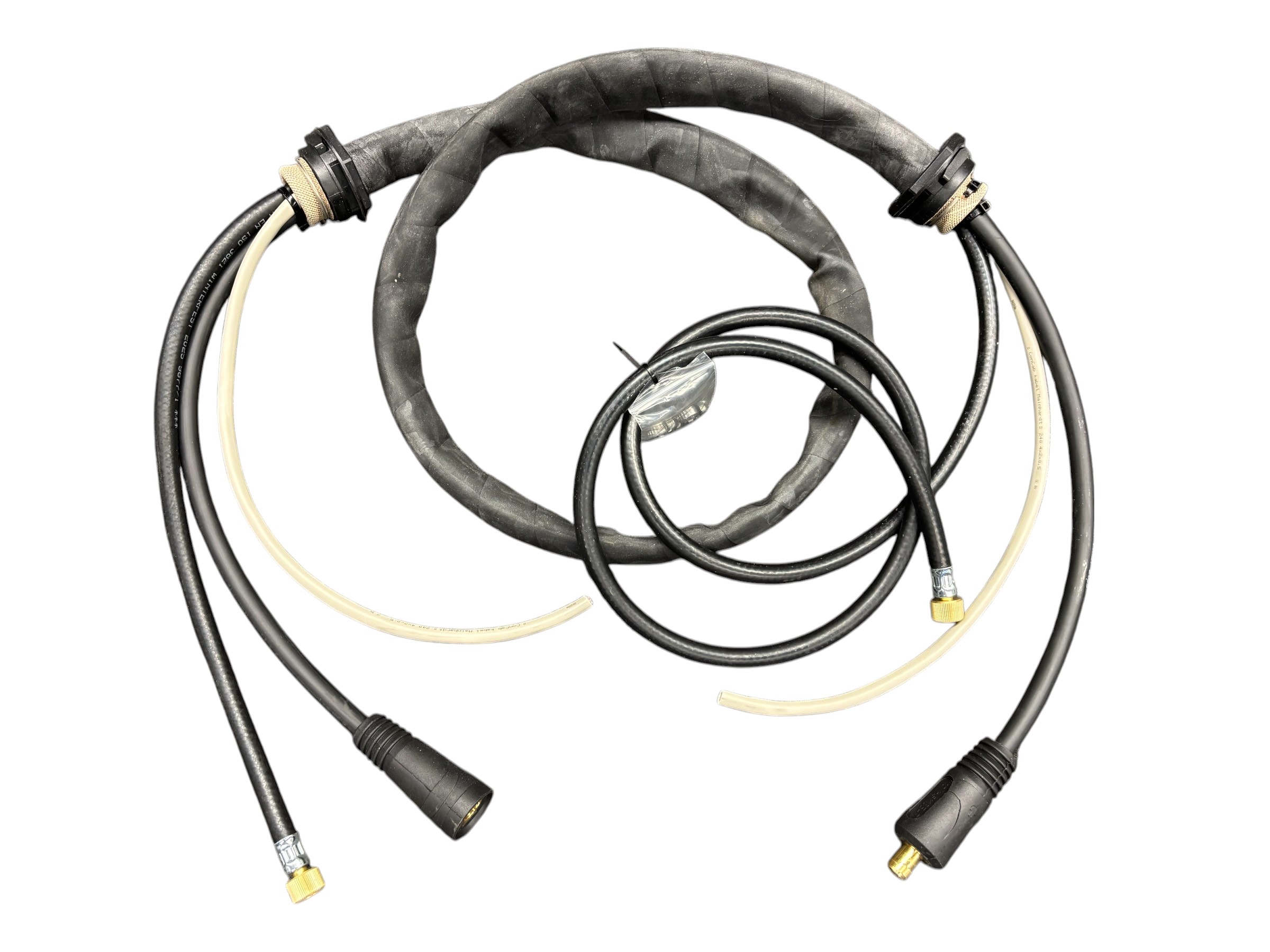 Zwischenschlauchpaket für Schweißmaschinen mit schwarzem Schutzschlauch, integrierten Gas- und Wasserschläuchen sowie elektrischen Steckverbindern, freigestellt auf weißem Hintergrund.